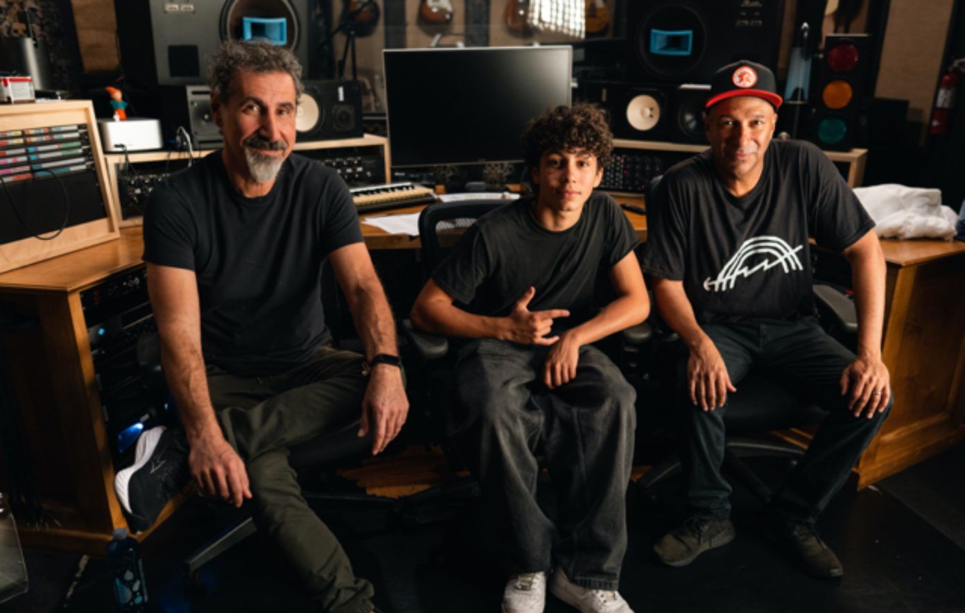 Tom Morello Gandeng Serj Tankian dan Putranya di “Adjourn It”, Lagu Perlawanan yang Penuh Energi