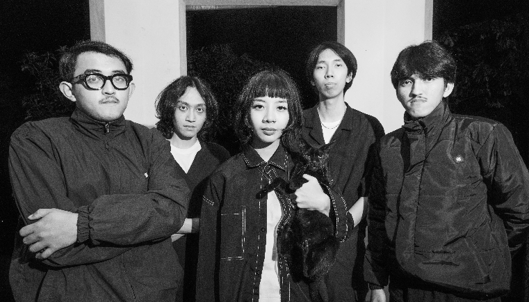 ASHN Jelajahi Sisi Gelap di Album Debut Waves in Two